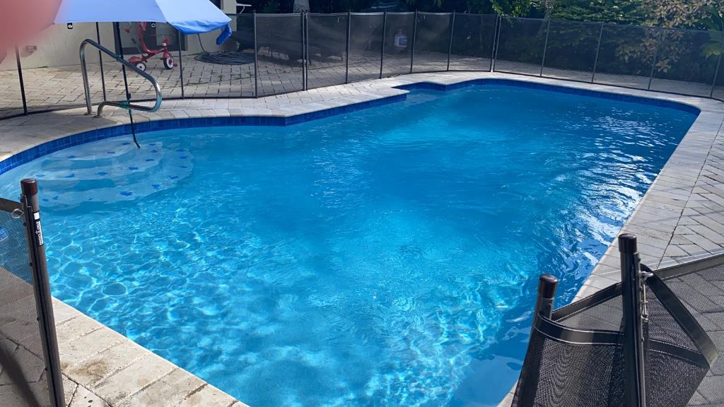 Pool with safety fence and built-in seating